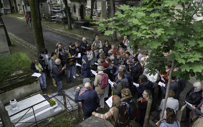 Groupe de visiteurs en train de chanter