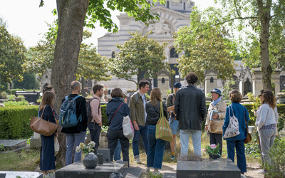 Groupe de visiteurs écoute le conférencier