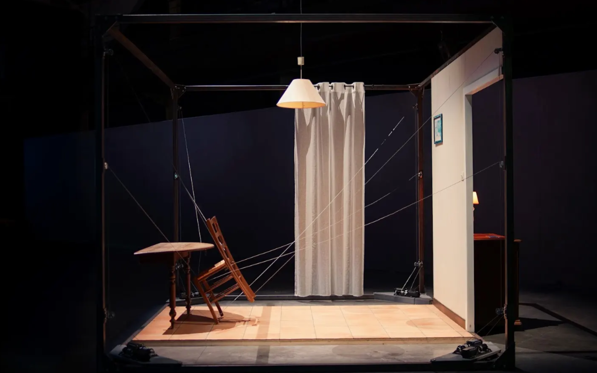 Installation cinétique dans laquelle est convoqué le souvenir de la maison d'enfance de l'artiste