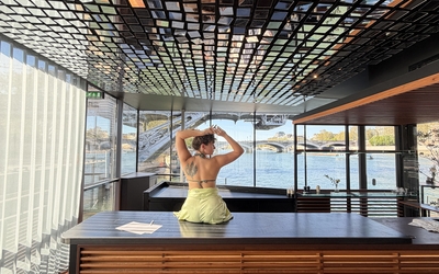 Une modèle pose dans la salle aux miriores du off