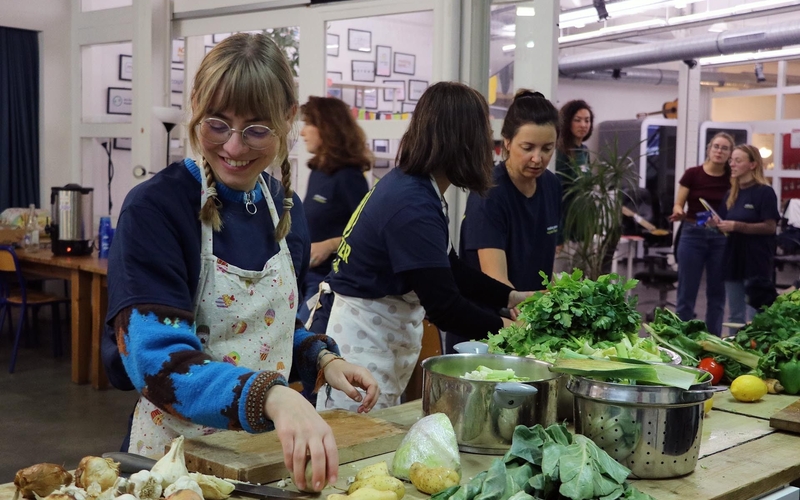 des personnes cuisinent ensemble, dans une atmosphère joyeuse