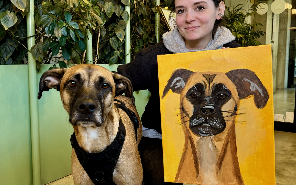 Portrait peint d’un animal de compagnie réalisé lors d’un atelier artistique à Paris, avec peinture sur toile et ambiance conviviale.