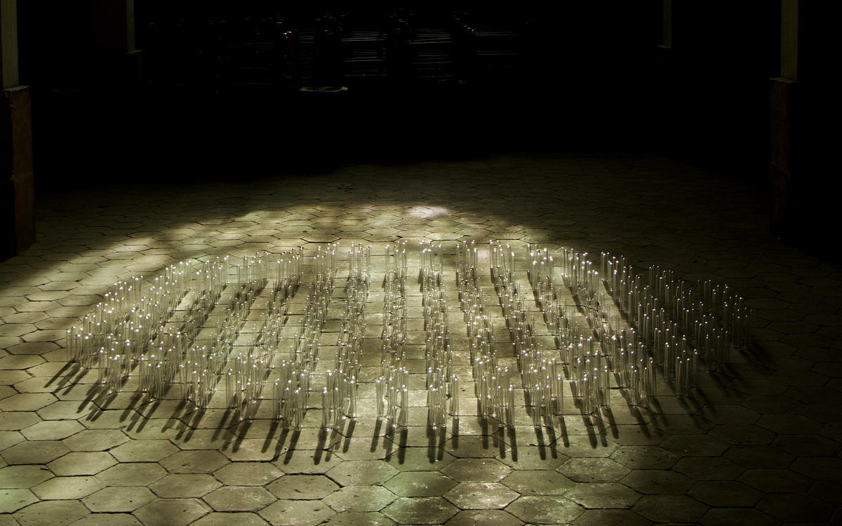 Shana Rouaix, REMEMBRA, vue de l'installation "Société de tubes", 2026, Les Magasins, Chapelle Saint-Louis, Salpêtrière 