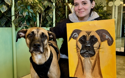 Portrait peint d’un animal de compagnie réalisé lors d’un atelier artistique à Paris, avec peinture sur toile et ambiance conviviale.