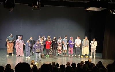 Troupe de théâtre sur scène 