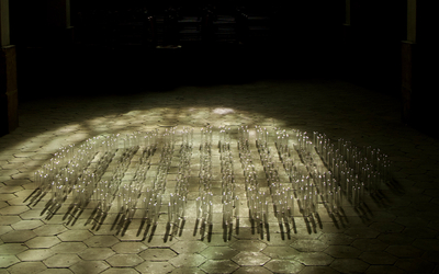Shana Rouaix, REMEMBRA, vue de l'installation "Société de tubes", 2026, Les Magasins, Chapelle Saint-Louis, Salpêtrière 