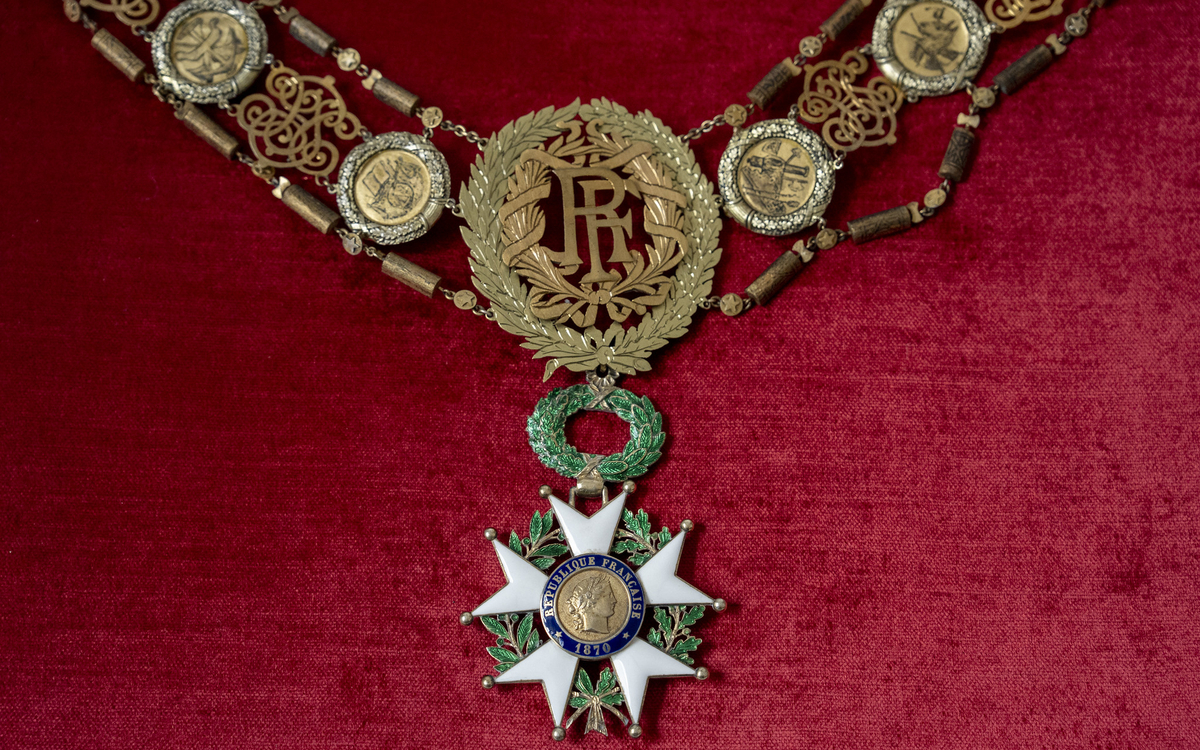 Exposition : Les titres honorifiques du président de la République
