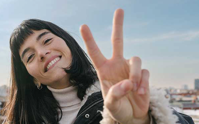 Une jeune femme souriante 