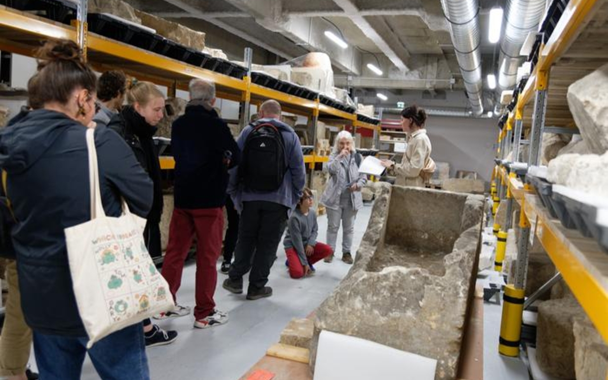 Visite de la réserve archéologique de la Ville de Paris