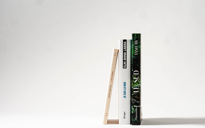Trois livres (un de chaque écrivain présent de la rencontre) appuyés les uns contre les autres, en équilibre, sur fond blanc. 