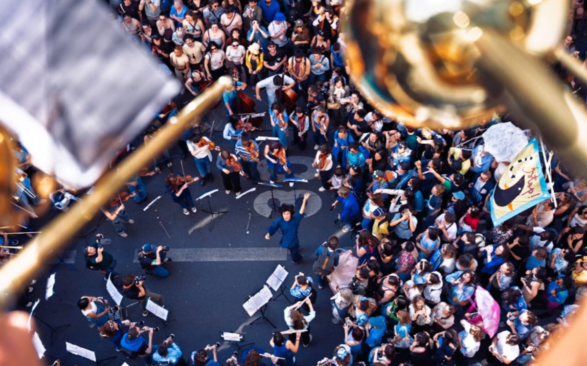 Orchestre symphonique sur la place de l'Académie du Climat