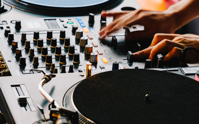 Personne qui mixe sur des platines vinyles