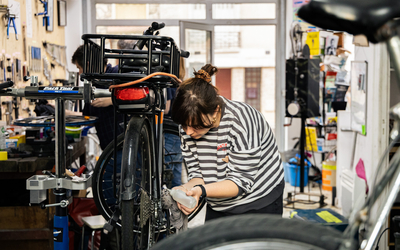 Une femme apprend à réparer son vélo 