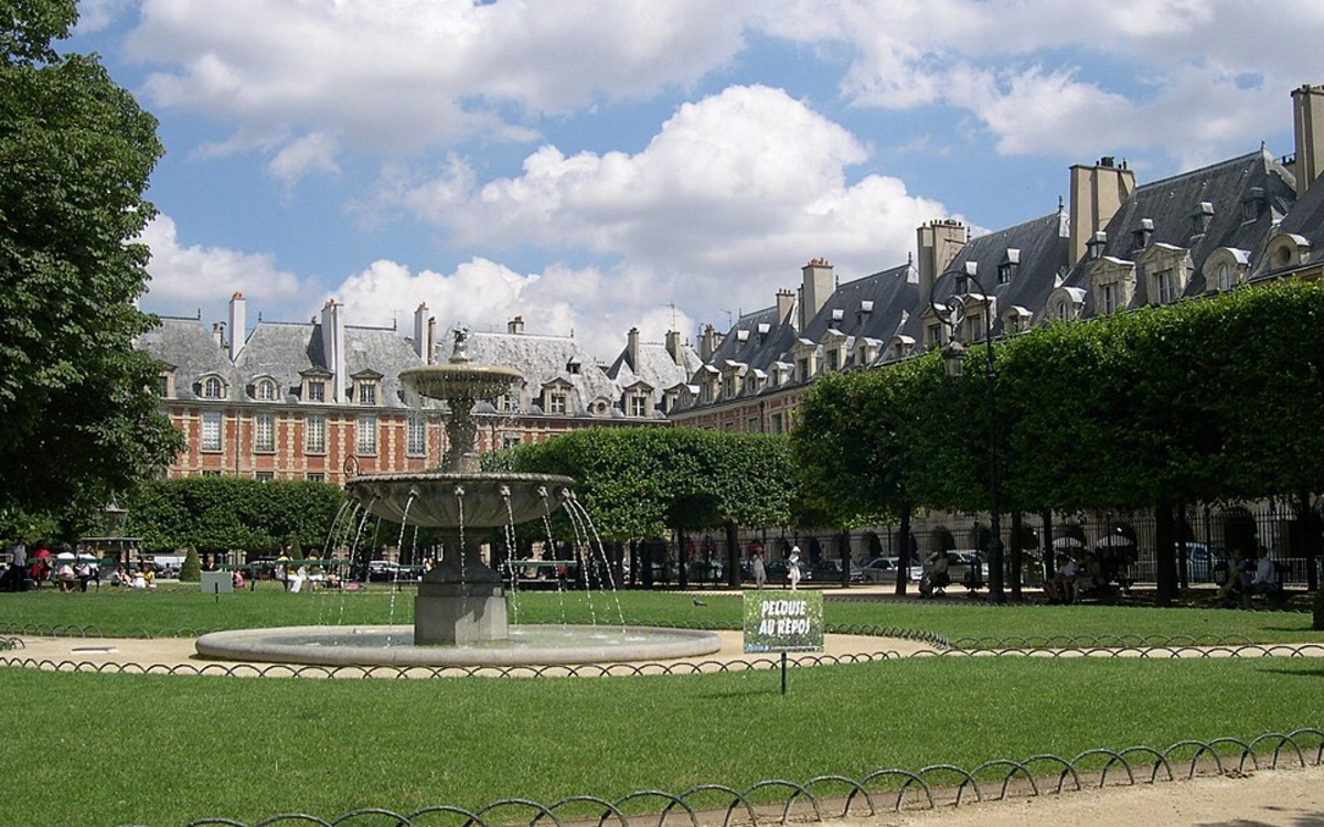 Vue sur la fontaine de la place des Vosges.