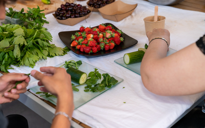 des enfants préparent un dessert à base de fraises