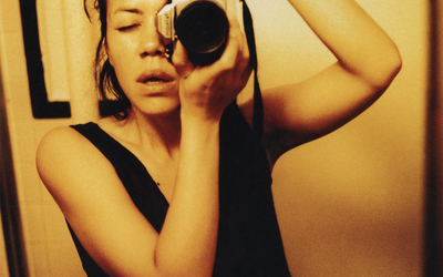jeune femme se photographiant dans un miroir