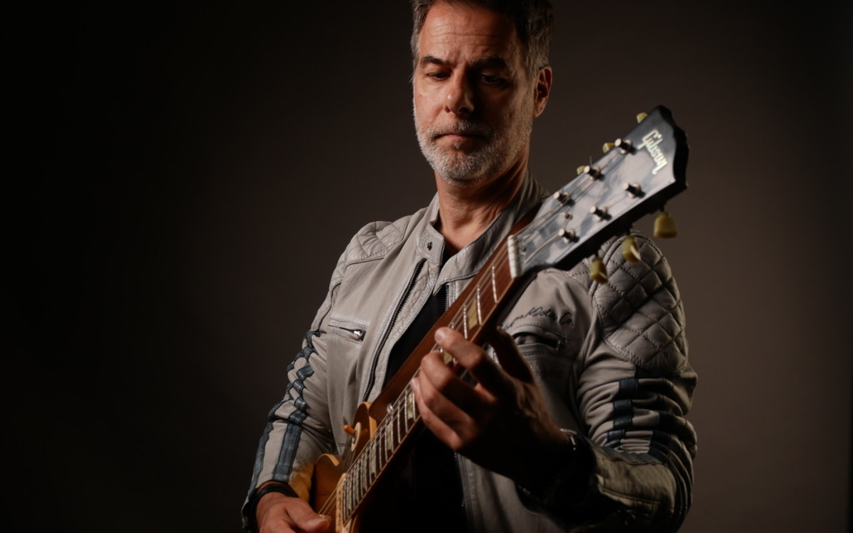 Kamil Rustam en concert pour la sortie de l'album Listen Up!