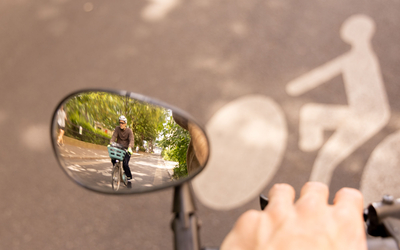 Un rétroviseur de vélo en gros plan
