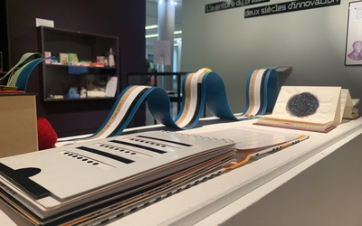 Livres d'artistes posées sur une table