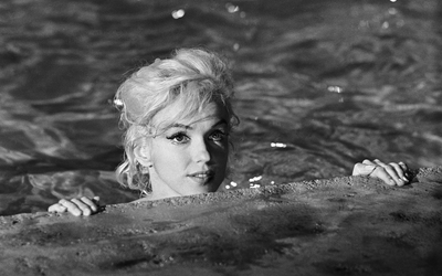 Photographie en noir et blanc de Marilyn Monroe la tête hors de l'eau