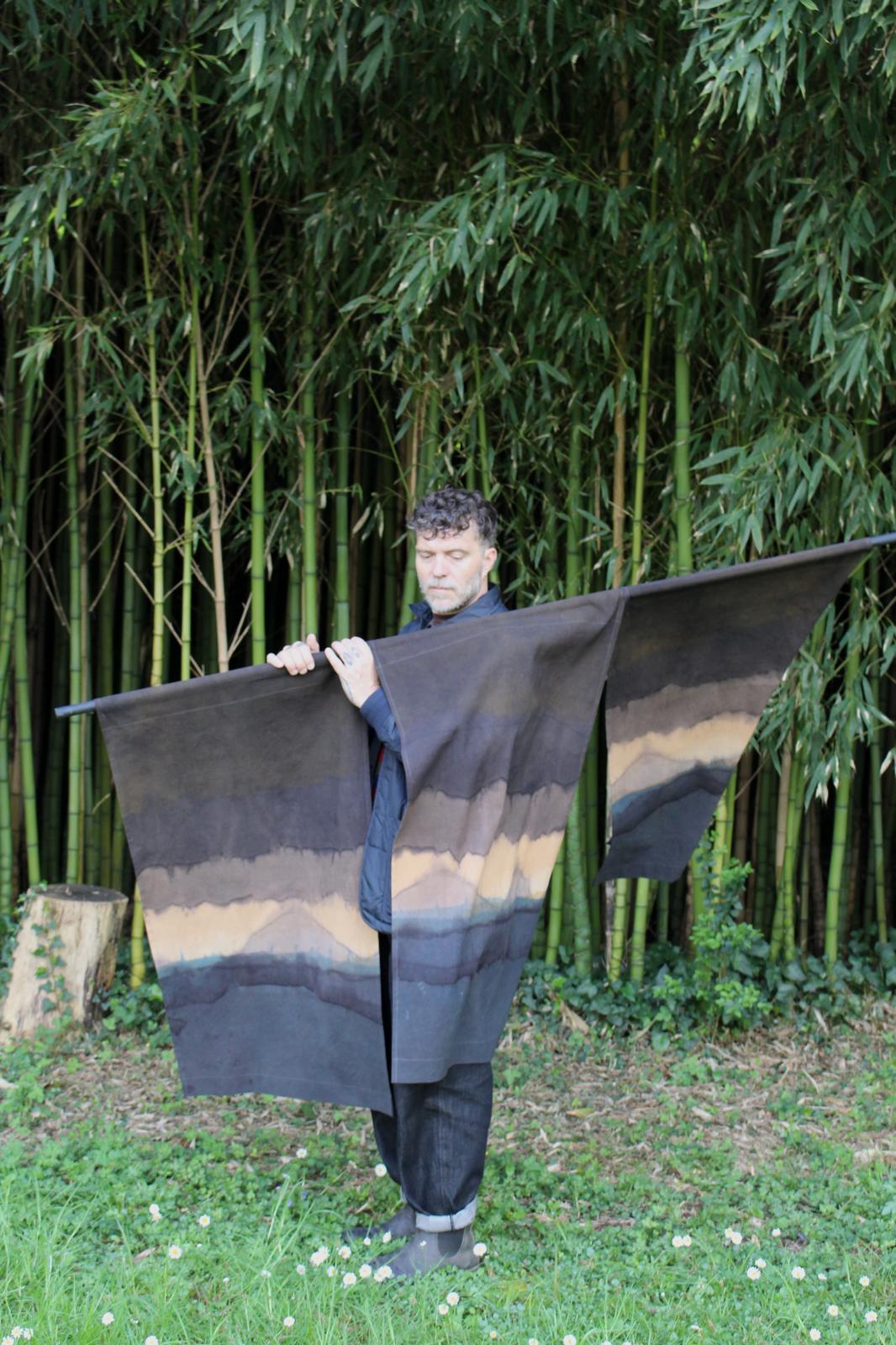 Joël Dagès artiste teinturier. Dans le jardin de la ferme familiale proche de Dax