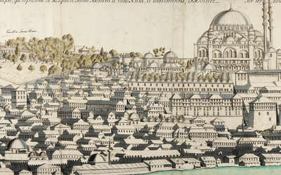 Dessin d'une ville ottomane surplombée d'une mosquée et d'un jardin. Écritures manuscrites en haut de l'oeuvre. 