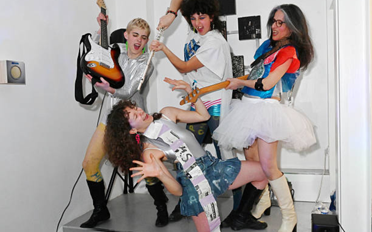 Live Bed Show - Copy 'n' Riot