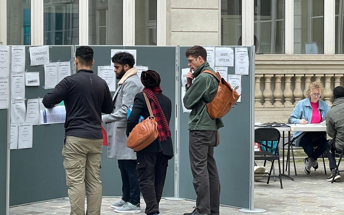 Des gens participent à un forum de l'emploi 