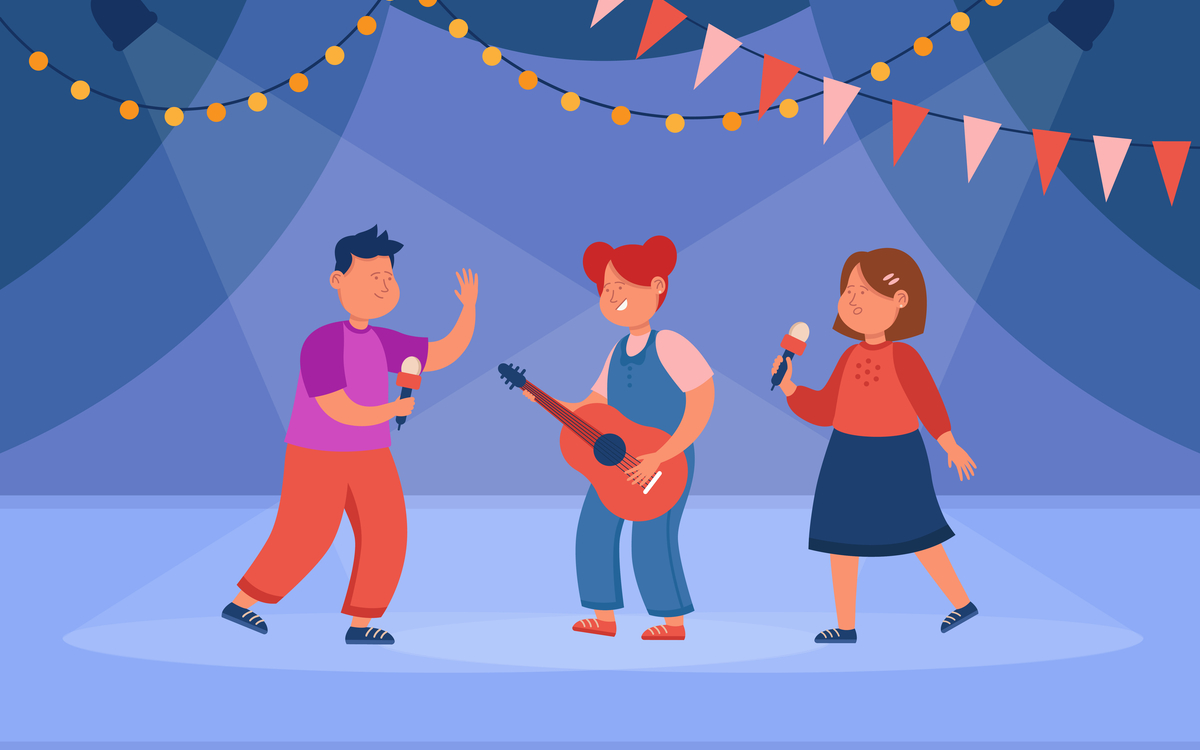 Trois enfants jouent une pièce de théâtre sur scène, deux chante et un au centre joue de la guitare 
