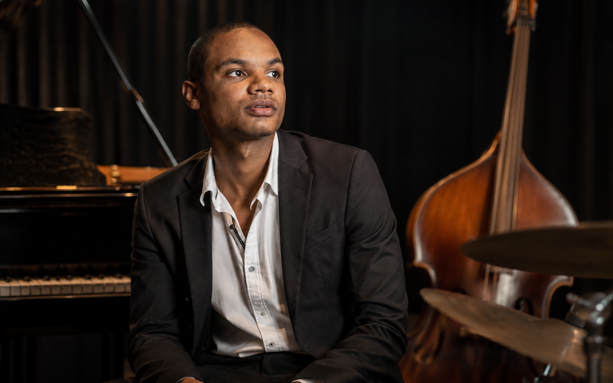 Portrait du chanteur brésilien Ed Brown, interprète de samba-jazz et de musique brésilienne contemporaine.