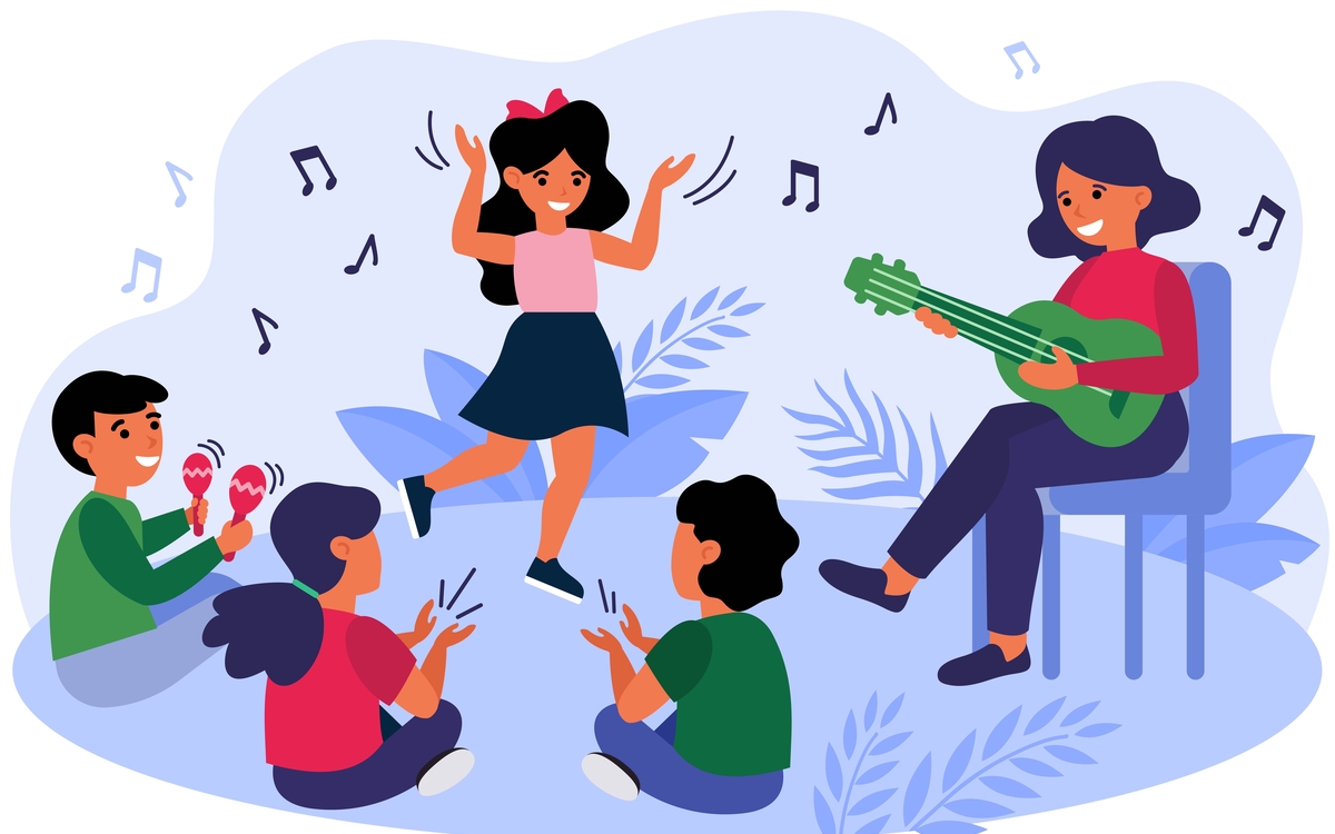 Quatre enfants et une professeure sont en cercle. La professeure joue de la guitare, les enfants chantent et tapent des mains 