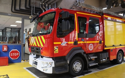 Camion de pompier dans un hangar
