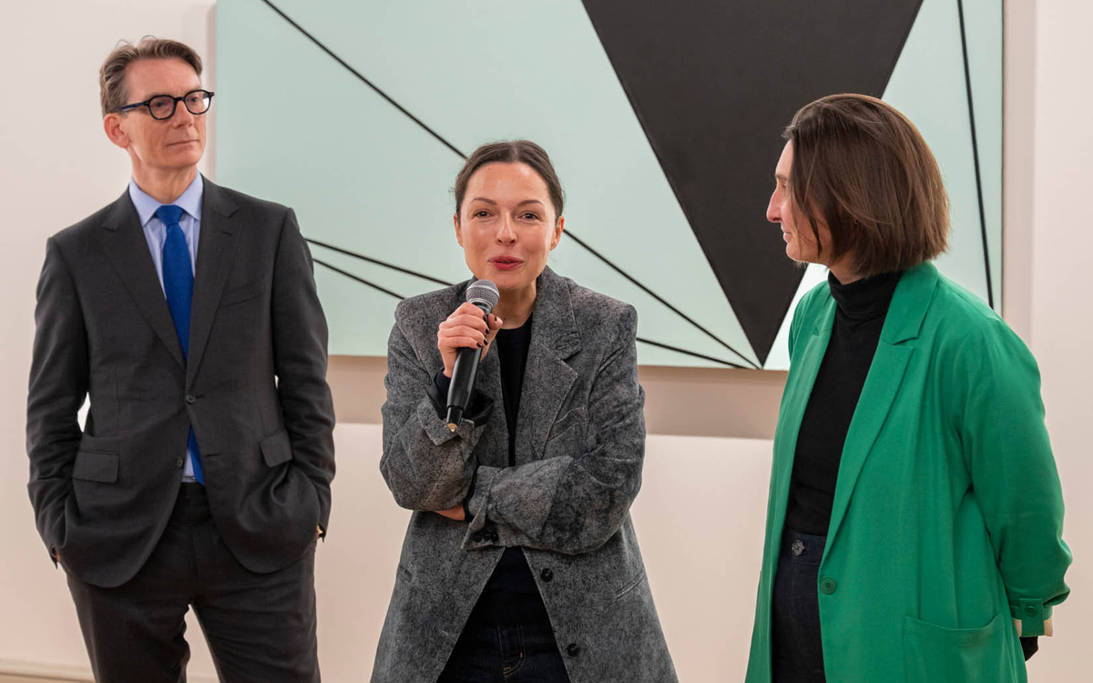 Commissaires d'exposition et critique d'art intervenant devant une oeuvre d'art. 