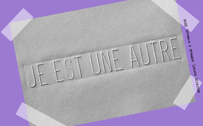 Sur un fond violet l'œuvre HOMMAGE À RIMBAUD réalisée en 2018 par Béatrice Duport, représentant une carte blanche inclinée vers la gauche et scotchée avec l'inscription "Je est une autre" en gaufrage.