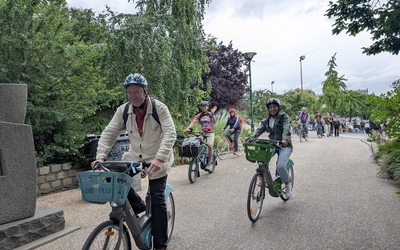 Groupe à vélo sur les bords de Seine