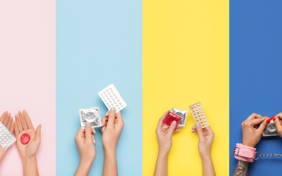 Mains qui présentent différents contraceptifs
