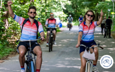 deux cyclistes qui roulent dans les bois avec un maillot avec les bandes colorées des évolutions de températures !