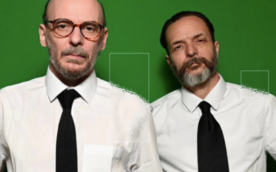 Le duo Paranoid London habillé d'une chemise avec une cravate sur un fond vert