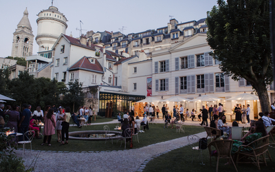Jardins Renoir du musée de Montmartre à la nuit tombée avec du public 