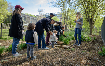 Groupe devant un potager 
