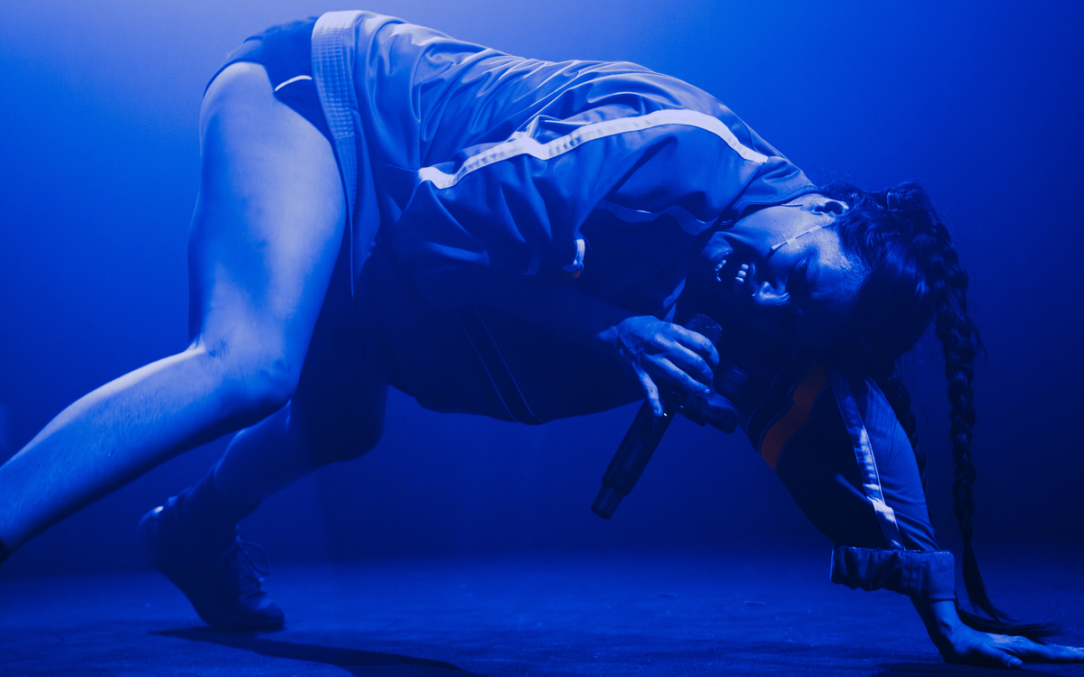 Si me ves ir con todo, es porque a la noche lloro • Performance de Baby Volcano