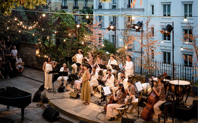 Concert des Arènes Lyriques avec une soliste et l'Orchestre des Arènes Lyriques, à la tombée de la nuit et sous les lueurs de Montmartre.