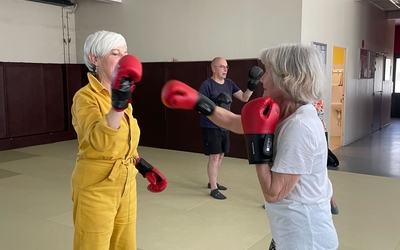 Atelier de boxe adaptée encadré par un.e enseignant.e en Activité Physique Adaptée (APA) salarié.e chez MooveToi, structure spécialisée dans l'Activité Physique Adaptée ludique.