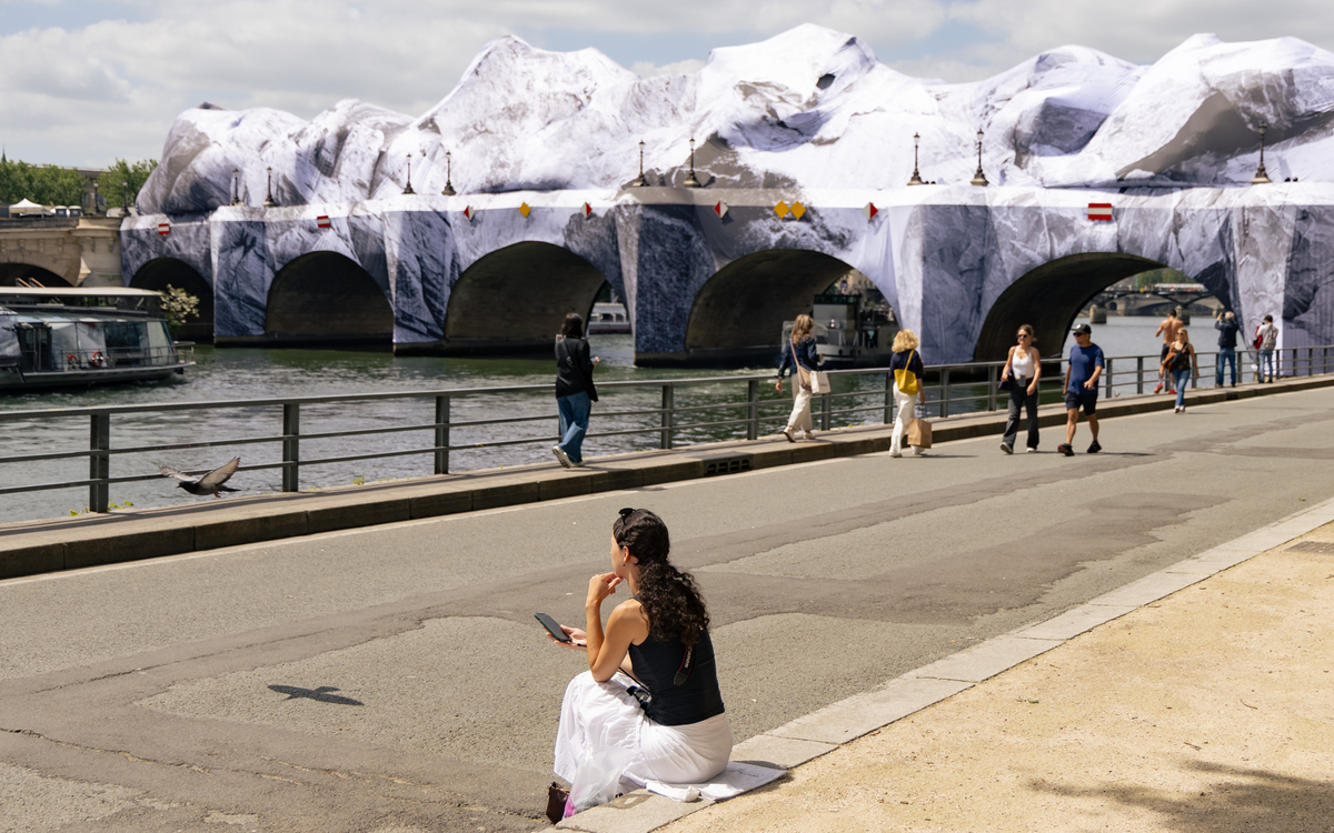 Tout ce qu'il faut savoir sur « La Caverne du Pont-Neuf », imaginée par JR en hommage à Christo et Jeanne-Claude