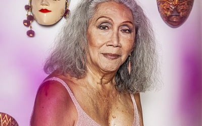 Photo de Jill, parmi 29 portraits, par le photographe et artiste néerlandais Ernst Coppejans qui revient sur l’expérience de personnes âgées homosexuelles, lesbiennes, bisexuelles, transgenres, queer, intersexes et asexuelles qui ont osé assumer publiquement leur identité aux Pays-Bas et ailleurs. 