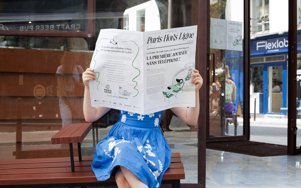 Une femme lit la presse lors de l'édition 2025