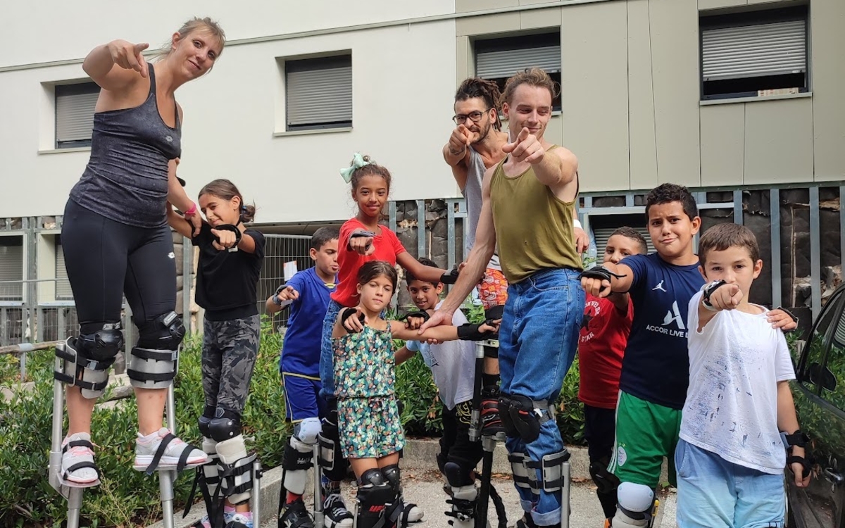Atelier découverte des échasses au Centre Sportif Jules Noël