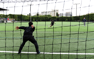 Photo de jeunes faisant des tirs au but .