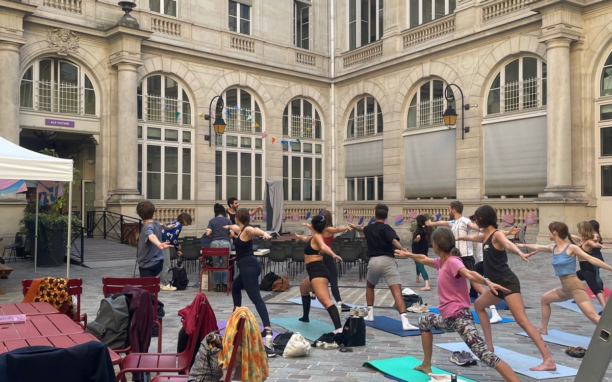 Cours de yoga sur chaise pour seniors et personnes en situation de handicap