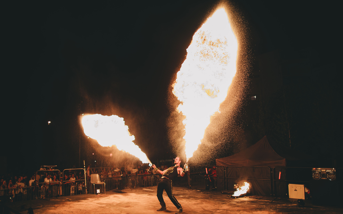 Un performer projette des flammes sur scène lors du spectacle pyrotechnique de la Saint-Jean à Neuilly-sur-Marne